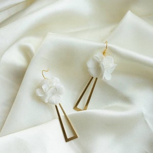 Crystal White triangle earrings in white preserved hydrangea flowers image 3