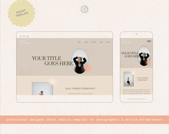 Peut inclure: Modèle de site Web pour photographes et entrepreneurs de services. Le modèle présente un fond brun clair avec un motif géométrique et une grande image d'une femme avec les mains sur la tête. Le texte "YOUR TITLE GOES HERE." est affiché en grande police en haut de la page. Le texte "your mission statement." est affiché sous l'image. Le modèle comprend également une version mobile du site Web.