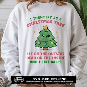 以下が含まれることがあります： クリスマスツリーのグラフィックがプリントされた白いスウェットシャツ。「I IDENTIFY AS A CHRISTMAS TREE」と「LIT ON THE OUTSIDE DEAD ON THE INSIDE AND I LIKE BALLS」のテキストが含まれています。デザインは、オーナメントが付いた漫画のクリスマスツリーが特徴です。