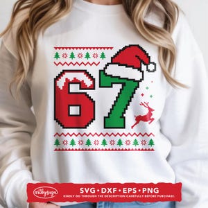 Könnte beinhalten: Weißes Sweatshirt mit einem pixeligen Weihnachtsdesign. Das Design zeigt die Zahlen "67" in Rot und Grün, mit einem Weihnachtsmütze auf der "7". Enthält ein Rentier- und Weihnachtsbaum-Muster. Der untere Teil des Bildes enthält den Text "SVG • DXF • EPS • PNG".