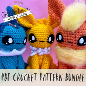 Puede incluir: Paquete de patrones de crochet para tres personajes de Pokémon: un Eevee azul, un Eevee amarillo y un Flareon naranja. El patrón incluye instrucciones para tejer a crochet cada personaje.