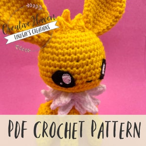 Puede incluir: Patrón de crochet PDF para un juguete amigurumi amarillo con pelaje blanco alrededor del cuello. El juguete tiene ojos negros con reflejos blancos y una cabeza pequeña y puntiaguda.