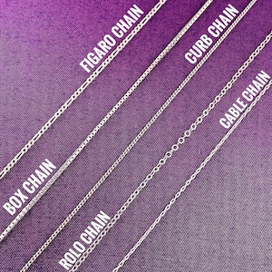 Pode incluir: Cinco tipos diferentes de correntes de prata s&atilde;o exibidos em um fundo roxo. As correntes s&atilde;o etiquetadas como "Box Chain", "Rolo Chain", "Figaro Chain", "Curb Chain" e "Cable Chain".
