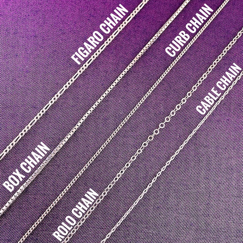 Pode incluir: Cinco tipos diferentes de correntes de prata s&atilde;o exibidos em um fundo roxo. As correntes s&atilde;o etiquetadas como "Box Chain", "Rolo Chain", "Figaro Chain", "Curb Chain" e "Cable Chain".