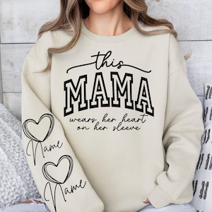 Deze mama draagt haar hart op haar mouw SVG, PNG-bestanden, moeder Sweatshirt Svg, moeder Valentine Svg, moederschap Svg, gezegende moeder Svg, Moederdag