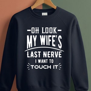 Oh Look My Wife's Last Nerve I Will To Touch Shirt SVG, PNG-Dateien, Ehemann zwar, Ehemann-Shirt-Svg, Vatertagsgeschenk, Png-Dateien