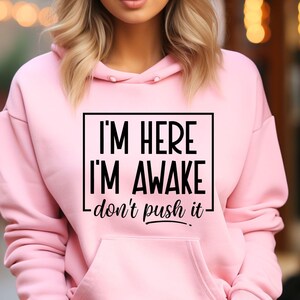 Ich bin hier, ich bin wach, drücken Sie es nicht SVG, PNG-Dateien, sarkastisches Lesezeichen, freches Mädchen Lesezeichen, Erwachsenen Humor Lesezeichen, lustiges Mama Shirt Schwert, dramatische Hörspiel, launisch