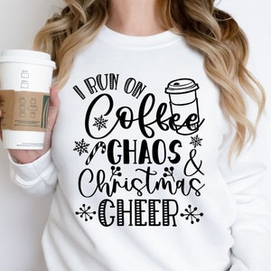 Ik ren op koffie en kerst Cheer Svg Dxf, Png voor Cricut en sublimatie, kersttrui Svg, grappig kerstshirt Svg