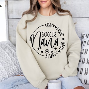 Fichiers PNG SVG Nana de football fou fier toujours fort, football Nana Svg, football Nana chemise Svg, Svg du jour du match de football, Svg fête des mères, Nana Svg