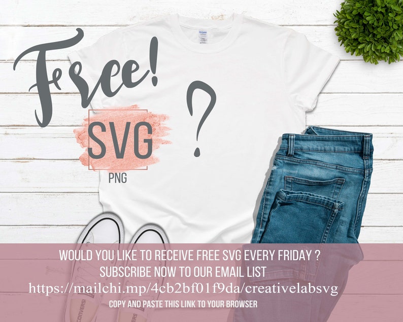 Pu&ograve; includere: Maglietta bianca con la scritta "Free!" in corsivo e un punto interrogativo. La maglietta presenta anche la scritta "SVG PNG" all'interno di un quadrato rosa. Nell'immagine ci sono anche jeans blu e scarpe da ginnastica bianche.