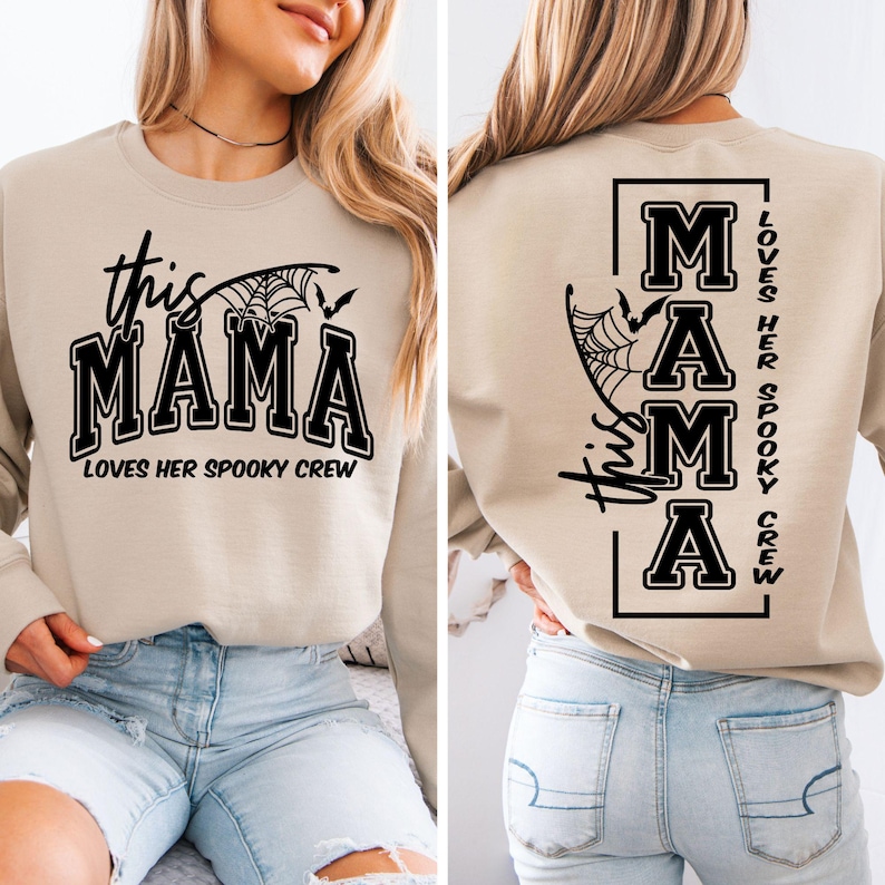 K&ouml;nnte beinhalten: Beiges Sweatshirt mit schwarzem Text und Grafiken. Auf der Vorderseite steht "this MAMA loves her spooky crew" mit einem Spinnennetz und Flederm&auml;usen. Auf der R&uuml;ckseite des Sweatshirts steht der Text "MAMA" vertikal, mit "this" und "loves her spooky crew" an den Seiten.