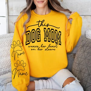 Cette maman chien porte son coeur sur sa manche Svg, chien maman SVG, fichiers PNG, chien maman Svg, drôle chien maman chemise Svg, chien la Saint-Valentin Svg