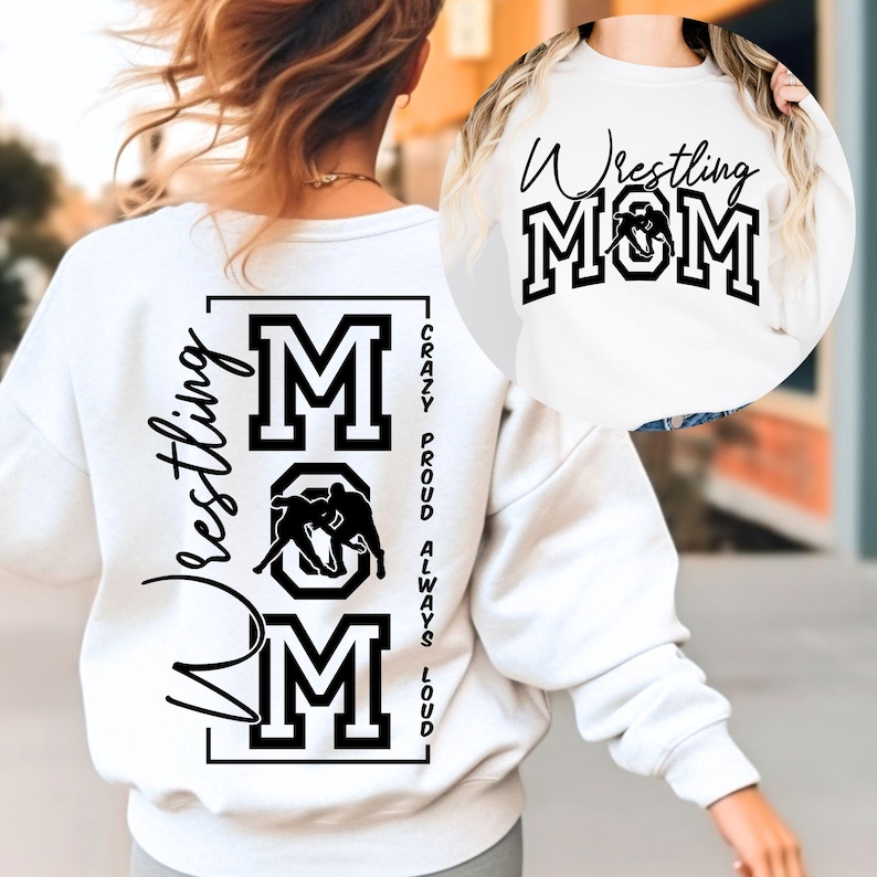Puede incluir: Sudadera blanca con la inscripci&oacute;n "Wrestling MOM" en letras negras. La parte trasera de la sudadera presenta un gran gr&aacute;fico con las palabras "Wrestling", "MOM" y una figura de lucha. Las palabras "Crazy, Proud, Always, Loud" tambi&eacute;n est&aacute;n impresas en la parte trasera.