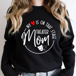 Il mio cuore è su quel palco SVG, file PNG, teatro svg, teatro mamma Svg, teatro mamma maglietta Svg, teatro mamma Svg, ragazza mamma Svg, teatro Svg