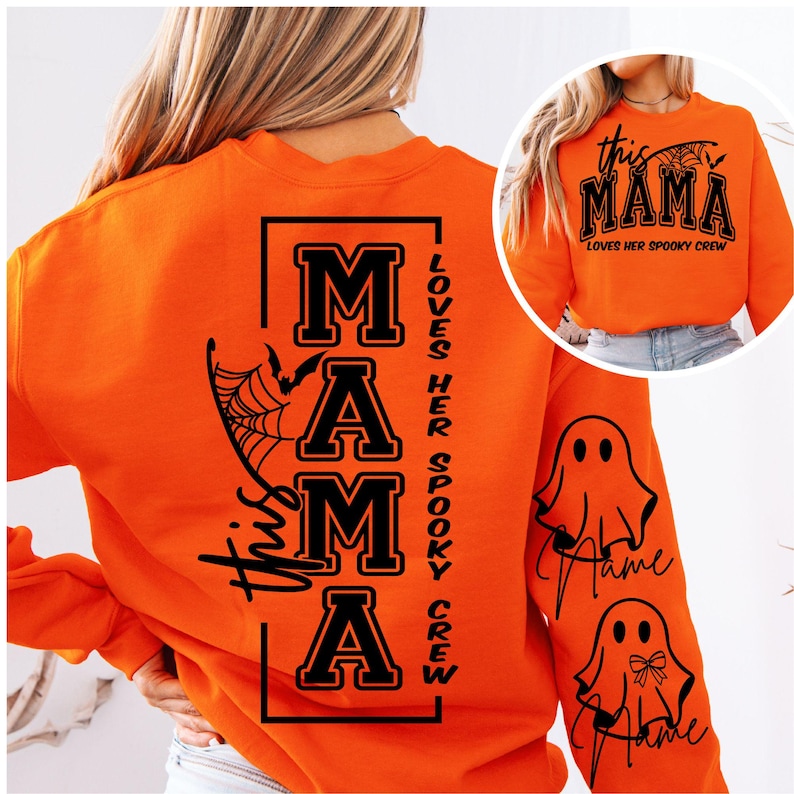 K&ouml;nnte beinhalten: Orangenes Sweatshirt mit schwarzem Text und Grafiken. Auf der R&uuml;ckseite steht das Wort "MAMA" in gro&szlig;en Buchstaben, mit "This" und "Loves Her Spooky Crew" in kleinerer Schrift. Die &Auml;rmel haben Geistergrafiken.