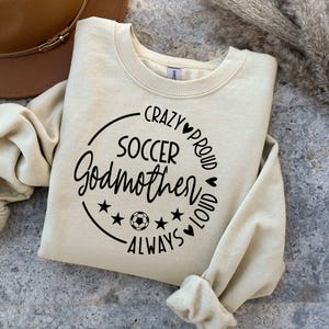 Madrina de fútbol loca, orgullosa y siempre ruidosa SVG, archivos PNG, madrina de fútbol Svg, mamá de fútbol Svg, camiseta de madrina de fútbol, día del partido de fútbol Svg
