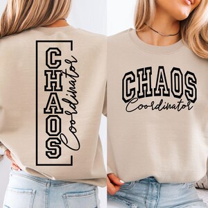 以下が含まれることがあります： ベージュ色のスウェットシャツ。前面と背面に黒字で「CHAOS Coordinator」とプリントされています。前面のテキストはアーチ状で、背面のテキストは縦書きです。
