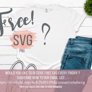 K&ouml;nnte beinhalten: Wei&szlig;es T-Shirt mit dem Wort "Free!" in Schreibschrift und einem Fragezeichen. Das Shirt zeigt auch den Text "SVG PNG" in einem rosa Quadrat. Blaue Jeans und wei&szlig;e Turnschuhe sind ebenfalls im Bild.