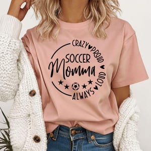 Mamá futbolera, orgullosa y siempre ruidosa (SVG, PNG), abuela futbolera (SVG), camiseta de abuela futbolera (SVG), día del partido de fútbol (SVG), día de la madre (SVG)