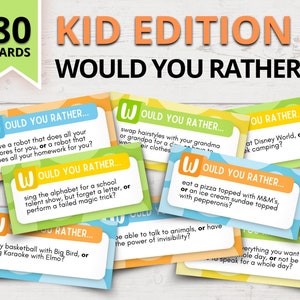 Puede incluir: Un juego de 80 cartas coloridas con el texto "Kid Edition Would You Rather" impreso en la parte superior. Las cartas presentan varias preguntas "Would You Rather" para ni&ntilde;os, como "&iquest;Preferir&iacute;as tener un robot que haga todas tus tareas por ti, o un robot que haga toda tu tarea?"