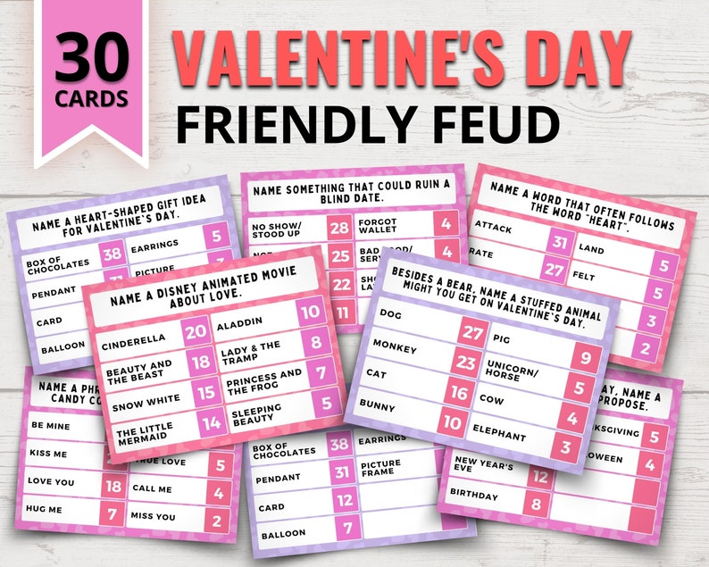 K&ouml;nnte beinhalten: Ein Set mit 30 pinkfarbenen und violetten Karten zum Thema Valentinstag f&uuml;r ein Spiel namens "Friendly Feud". Die Karten enthalten verschiedene Fragen, die die Spieler beantworten m&uuml;ssen, wie zum Beispiel "Nenne ein herzf&ouml;rmiges Geschenk zum Valentinstag" und "Nenne einen Disney-Animationsfilm &uuml;ber die Liebe".