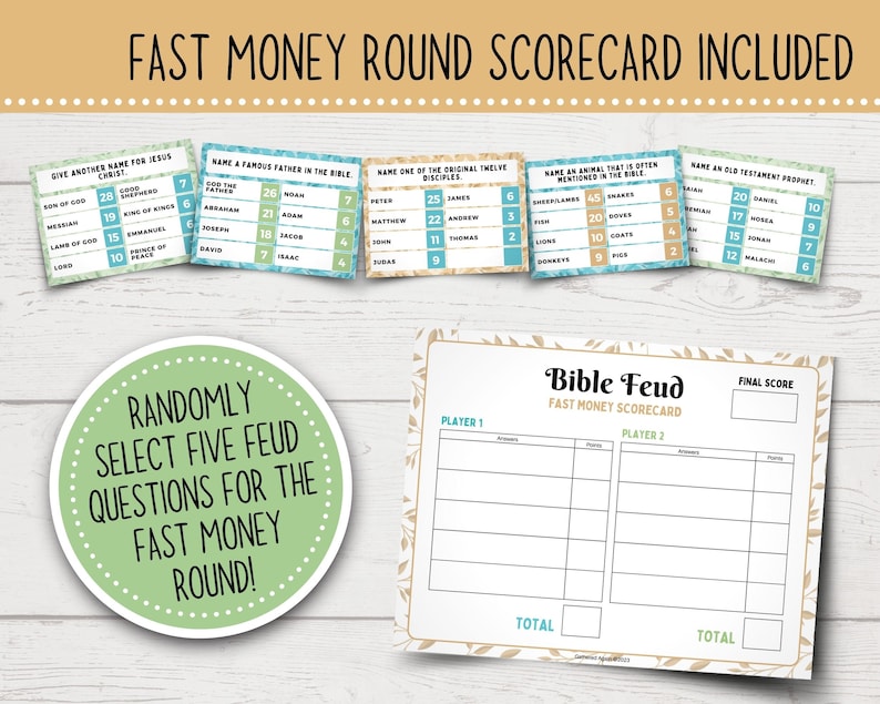 K&ouml;nnte beinhalten: Ein gr&uuml;ner und wei&szlig;er runder Aufkleber mit dem Text "Randomly select five feud questions for the fast money round!" auf einem Holzgrund. Auf dem Tisch liegen f&uuml;nf Karten mit Bibel-Quizfragen.