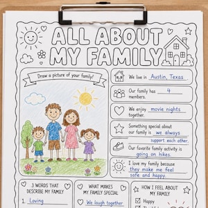 Pu&ograve; includere: Un foglio di lavoro stampabile di 21,6 x 27,9 cm intitolato All About My Family con illustrazioni a linee nere di una casa, un sole e fiori. La pagina include sezioni da compilare per i dettagli familiari, uno spazio per disegnare e caselle.