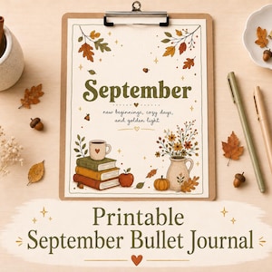 Könnte beinhalten: Ein Klemmbrett mit einem bedruckten Blatt, das mit September betitelt ist und den Text new beginnings, cozy days, and golden light enthält. Die Illustration zeigt einen Bücherstapel, eine Tasse, eine Blumenvase, einen Apfel, einen Kürbis und Herbstblätter.