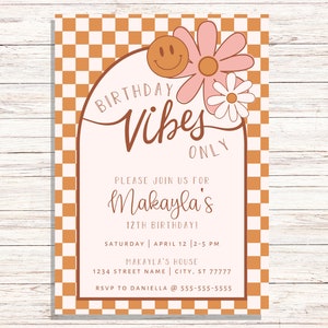 Invitación Retro Daisy Birthday Vibes para niña, Checker y Smiley Face, rosa y naranja, 5x7