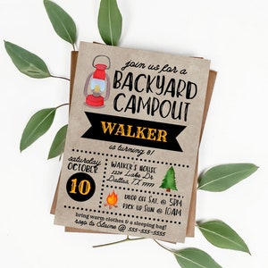 Puede incluir: Una invitaci&oacute;n r&uacute;stica para una acampada en el jard&iacute;n, con una ilustraci&oacute;n de linterna roja. La invitaci&oacute;n anuncia el 8&ordm; cumplea&ntilde;os de Walker, con detalles del evento. Hojas verdes enmarcan la invitaci&oacute;n.