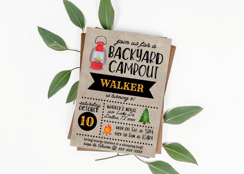 Puede incluir: Una invitaci&oacute;n r&uacute;stica para una acampada en el jard&iacute;n, con una ilustraci&oacute;n de linterna roja. La invitaci&oacute;n anuncia el 8&ordm; cumplea&ntilde;os de Walker, con detalles del evento. Hojas verdes enmarcan la invitaci&oacute;n.