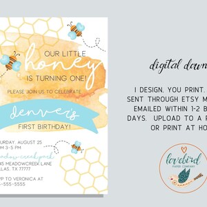 Puede incluir: Una invitaci&oacute;n imprimible para una fiesta de primer cumplea&ntilde;os con tem&aacute;tica de abeja. La invitaci&oacute;n presenta un fondo de acuarela con un patr&oacute;n de panal y el texto "Our Little Honey is Turning One!" La invitaci&oacute;n tambi&eacute;n incluye el nombre del ni&ntilde;o, la fecha y la hora de la fiesta, y la ubicaci&oacute;n.