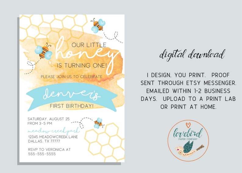 Puede incluir: Una invitaci&oacute;n imprimible para una fiesta de primer cumplea&ntilde;os con tem&aacute;tica de abeja. La invitaci&oacute;n presenta un fondo de acuarela con un patr&oacute;n de panal y el texto "Our Little Honey is Turning One!" La invitaci&oacute;n tambi&eacute;n incluye el nombre del ni&ntilde;o, la fecha y la hora de la fiesta, y la ubicaci&oacute;n.