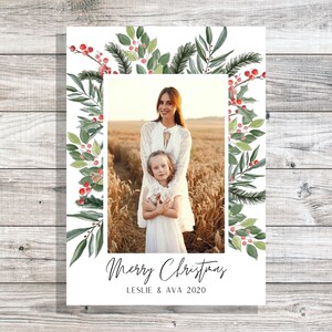 Aquarell-Weihnachtskarte, grün und rot Kiefer und Beere Urlaub Fotokarte