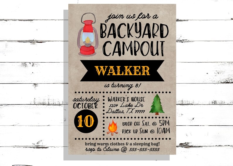 Puede incluir: Invitaci&oacute;n r&uacute;stica para una acampada en el patio trasero, con una ilustraci&oacute;n de una linterna roja. La invitaci&oacute;n incluye el texto "BACKYARD CAMPOUT" y los detalles del cumplea&ntilde;os de Walker, incluyendo la fecha, hora y lugar.