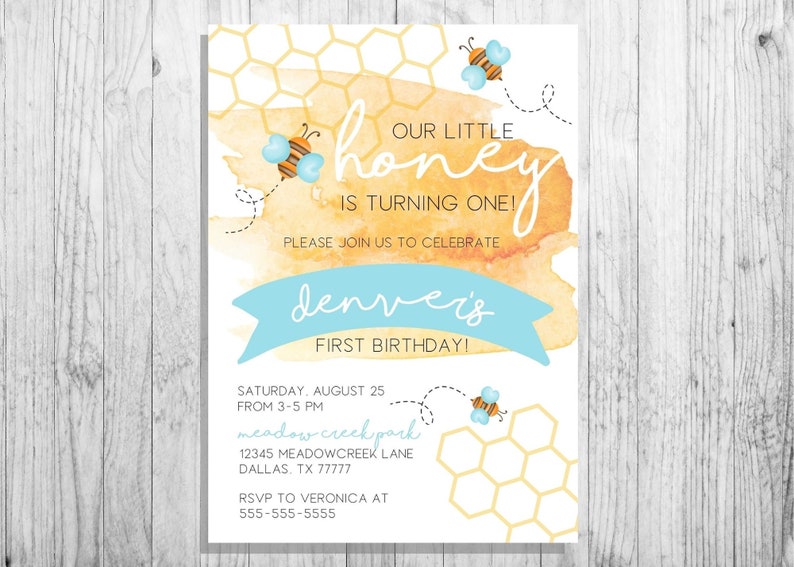Puede incluir: Un fondo de acuarela amarillo y naranja con un patr&oacute;n de panal y abejas. El texto "Our Little Honey Is Turning One!" est&aacute; escrito en negro. El texto "Denver's First Birthday!" est&aacute; escrito en azul. El texto "Saturday, August 25 From 3-5 PM Meadow Creek Park 12345 Meadowcreek Lane Dallas, TX 77777 RSVP to Veronica at 555-555-5555" est&aacute; escrito en negro.