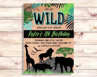 Può includere: Un invito di compleanno a tema giungla marrone e verde con il testo "Let's get WILD" e "Kyler's 7th Birthday". L'invito presenta silhouette di una giraffa, un leone, un rinoceronte e un elefante.