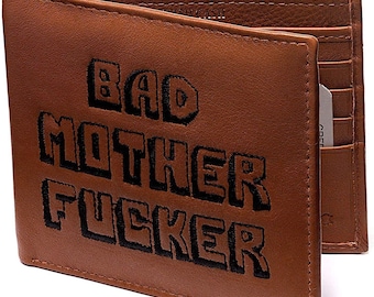 Cartera de cuero auténtico con bordado de Bad MOTHER FUCKER. Incluye tarjeta de crédito gratis. Con licencia de Bad Wallets® para hombre.