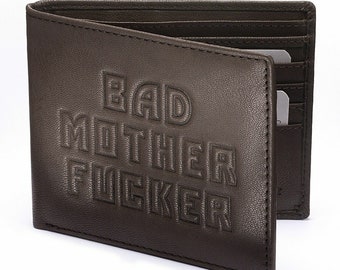 Cartera de piel auténtica BAD MOTHER FUCKER, con licencia Bad Wallets®. Color marrón, también disponible en tostado y negro. Para hombre.