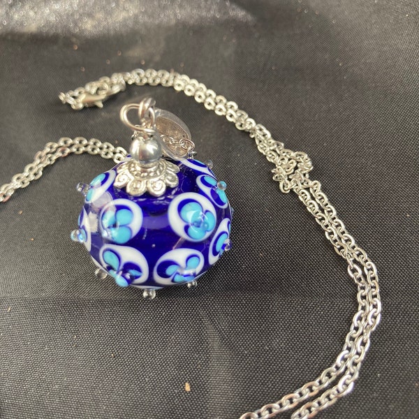 Collier boule à fleur bleue