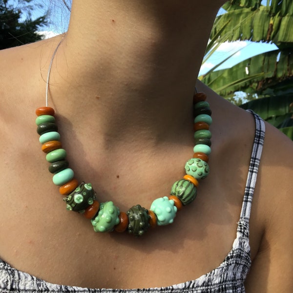 Collier en verre de Murano femme kaki , vert d’eau et moutarde .