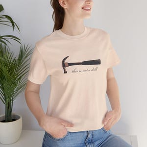 Ceci n'est pas un exercice (écriture Magritte) - T-shirt unisexe à manches courtes en jersey