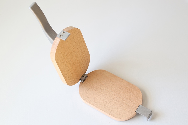 Puede incluir: Un fabricante de gofres de madera con un mango plateado. El fabricante de gofres est&aacute; abierto y listo para usarse.