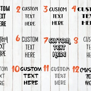 Pode incluir: Doze quadrados numerados em um fundo de madeira branca. Cada quadrado tem o texto "CUSTOM TEXT HERE" em letras pretas. Os n&uacute;meros s&atilde;o laranja.