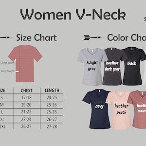 Puede incluir: Tabla de tallas para camisas de cuello en V para mujeres con medidas en pulgadas. La tabla muestra las medidas de pecho y longitud para las tallas S, M, L, XL y 2XL. La tabla de colores muestra los diferentes colores disponibles: gris claro, gris oscuro jaspeado, negro, blanco, azul marino, melocot&oacute;n jaspeado y malva jaspeado.