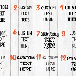 Op de afbeelding: Twaalf genummerde vierkanten op een witte houten achtergrond. Elk vierkant heeft een nummer in oranje en de tekst "CUSTOM TEXT HERE" in zwart. De tekst is in verschillende lettertypen en stijlen.
