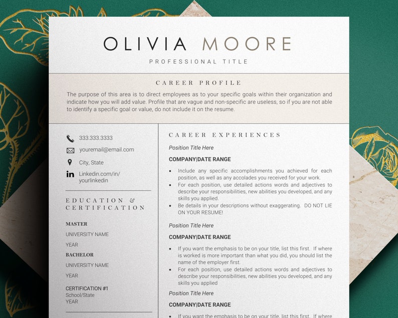 Puede incluir: Una plantilla de curr&iacute;culum con fondo verde y detalles dorados. La plantilla incluye secciones para el perfil profesional, la experiencia laboral, la educaci&oacute;n y la certificaci&oacute;n. El texto "Olivia Moore" est&aacute; en la parte superior de la p&aacute;gina.