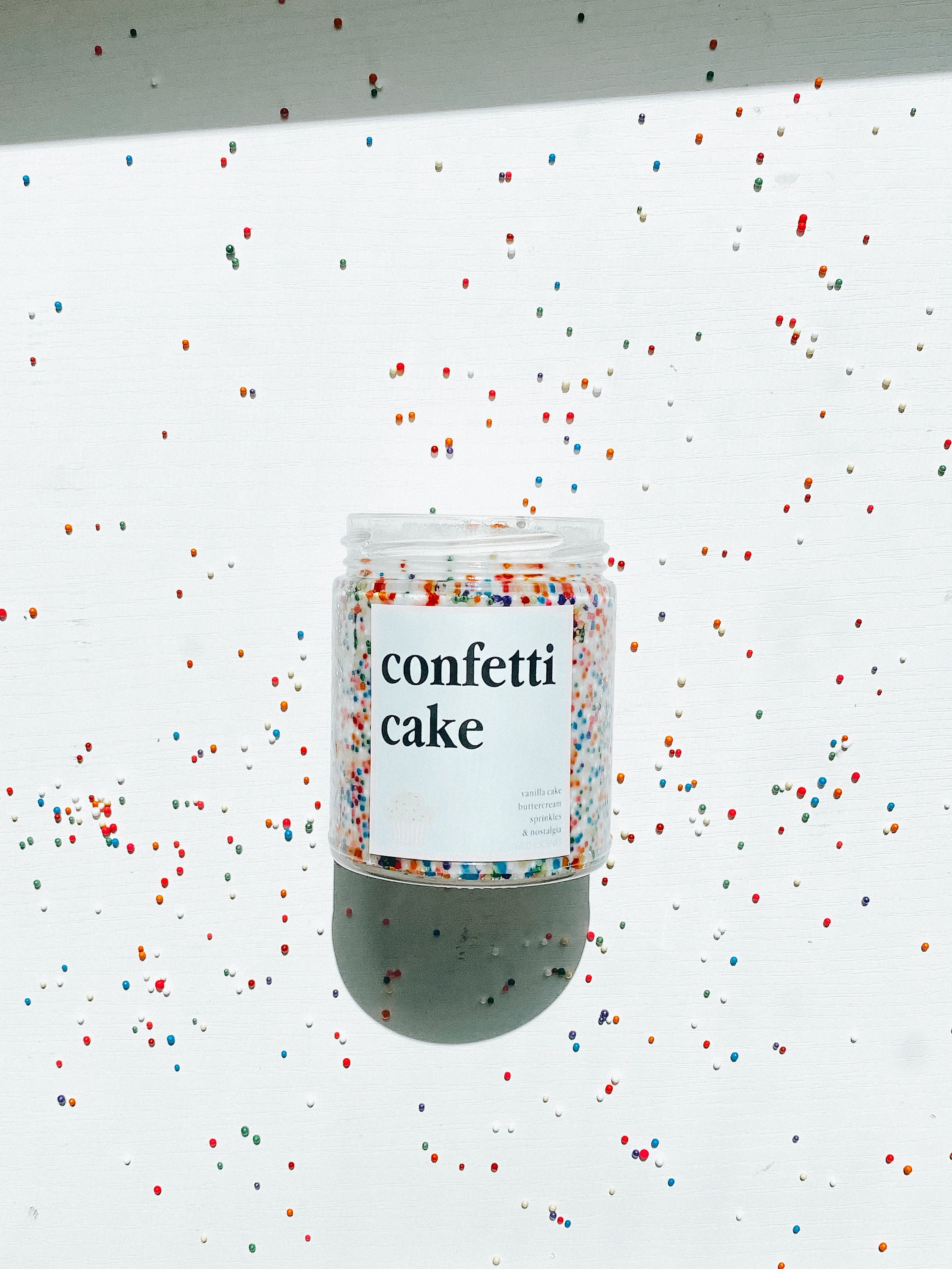 Gâteau D'anniversaire De 20 Ans Avec Bougies Allumées Et Bannière  D'anniversaire De Confettis