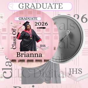 Pode incluir: Um botão redondo com tema de formatura. O botão apresenta uma foto de uma graduada em um vestido preto com detalhes vermelhos, o texto "Graduate 2026" e o nome "Brianna". O fundo são armários rosa.