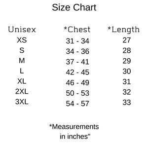 Pode incluir: Tabela de tamanhos para roupas unissex com medidas em polegadas. A tabela mostra os tamanhos XS a 3XL com as medidas de peito e comprimento correspondentes.